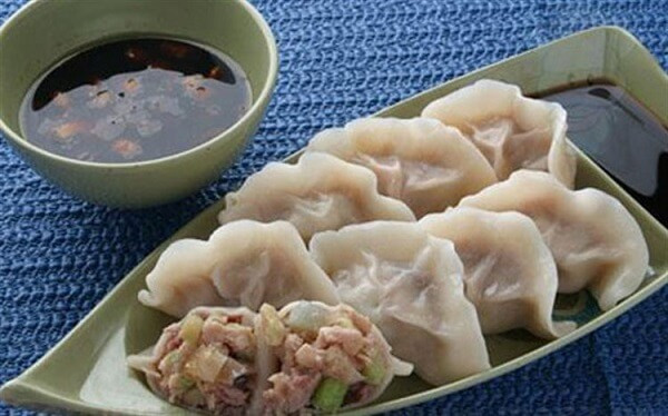 Sủi cảo. Dịp Tết, sủi cảo của người Trung Quốc sẽ được tạo hình nén bạc truyền thống. Người ta tin rằng, ăn sủi cảo trong dịp này sẽ giúp họ kiếm được nhiều tiền trong năm mới.