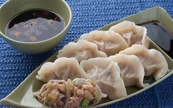 Sủi cảo. Dịp Tết, sủi cảo của người Trung Quốc sẽ được tạo hình nén bạc truyền thống. Người ta tin rằng, ăn sủi cảo trong dịp này sẽ giúp họ kiếm được nhiều tiền trong năm mới.