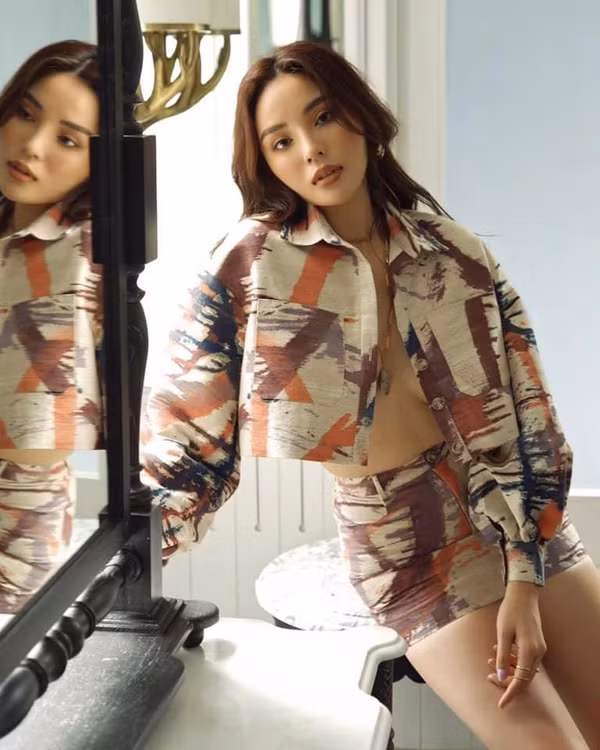 Đang quen với hình ảnh Kỳ Duyên mộc mạc, fan được phen “bấn loạn” khi nàng hậu khoe ảnh ăn mặc sexy, phanh cúc áo để lộ vòng 1 không nội y.