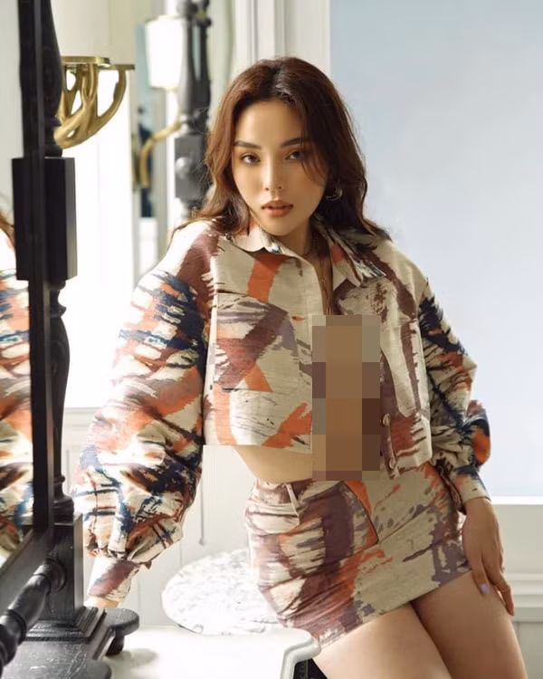 Vẻ sexy cùng gương mặt sắc lạnh, thần thái càng giúp visual “hạ gục” người nhìn.