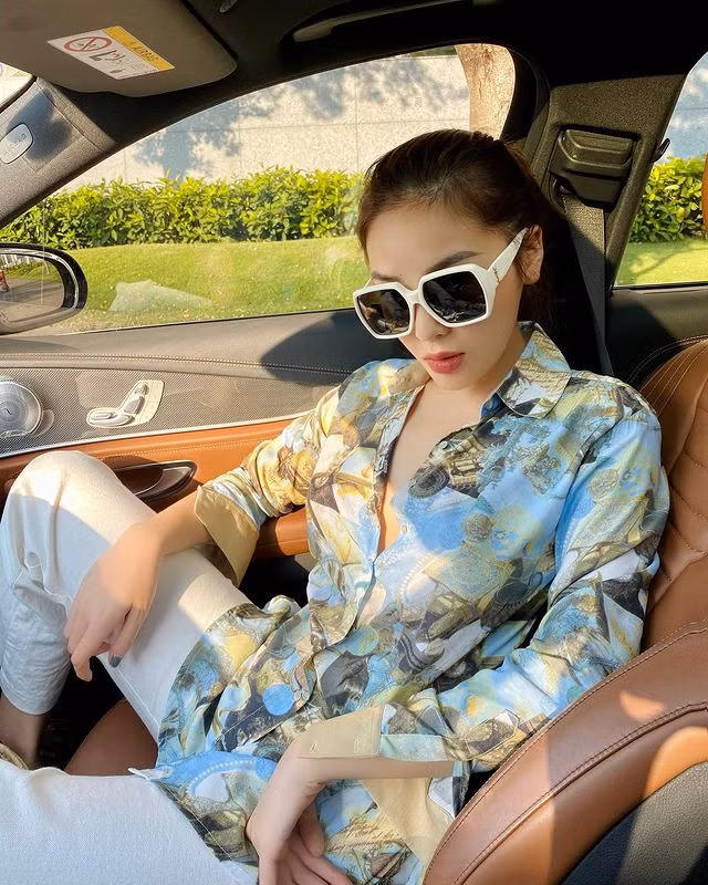 Giờ đây, bên cạnh phong cách ăn mặc thời thượng, Kỳ Duyên còn cho thấy sự đầu tư chỉn chu mỗi lần xuất hiện trước ống kính truyền thông.