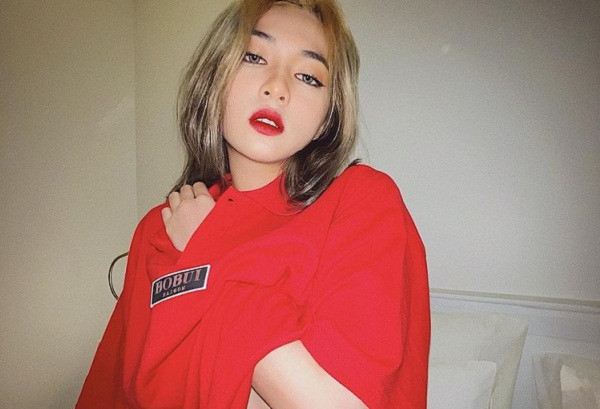 Cô nàng rất chăm chỉ chia sẻ những hình ảnh "bỏng mắt" của mình trên trang cá nhân và thu hút về hàng ngàn lượt quan tâm.