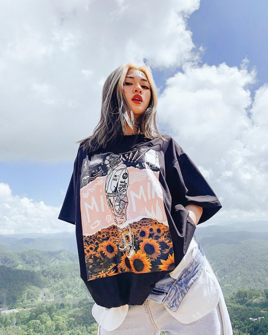 Dạo quanh trang cá nhân của người đẹp Sài Thành, người quan tâm không khó để bắt gặp những kiểu tạo dáng gây tranh cãi.