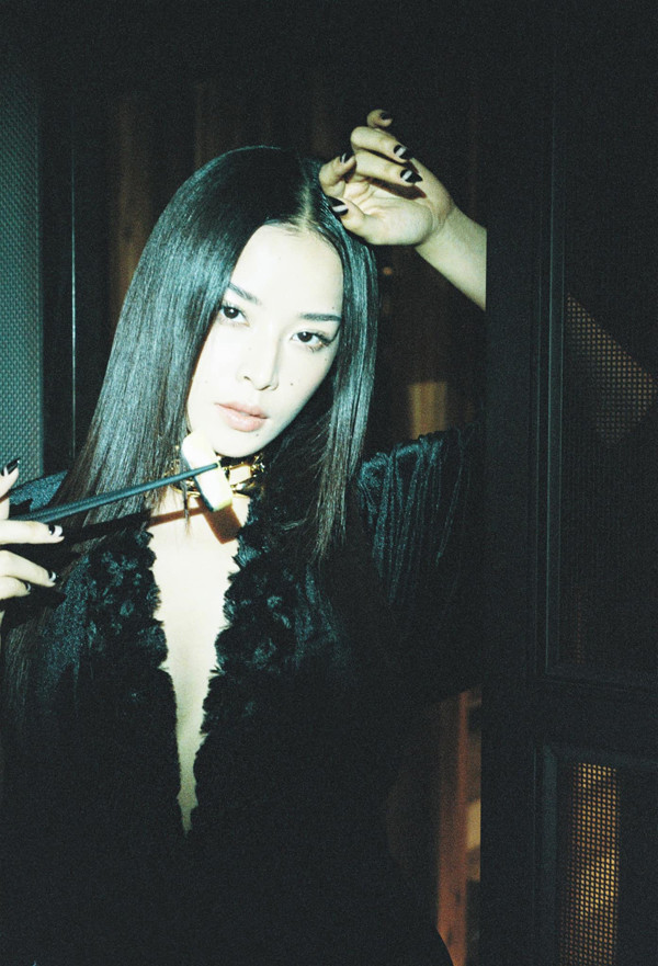 Thời gian gần đây, Chi Pu thường xuyên đăng tải hình ảnh trong những set đồ hở hang, cắt khoét táo bạo lên mạng xã hội.