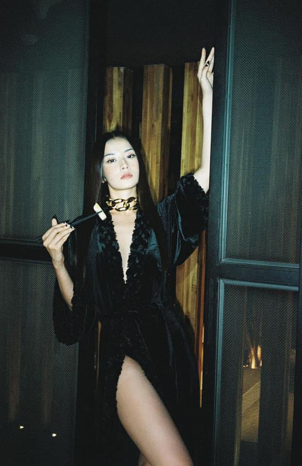 Chi Pu biểu cảm u sầu trong bộ đồ nhung cổ sâu hun hút, khoe chân thon dài. So với cách lên đồ với quần tất, set hình này có phần tiết chế hơn song vẫn phô trọn vẻ sexy của người đẹp.