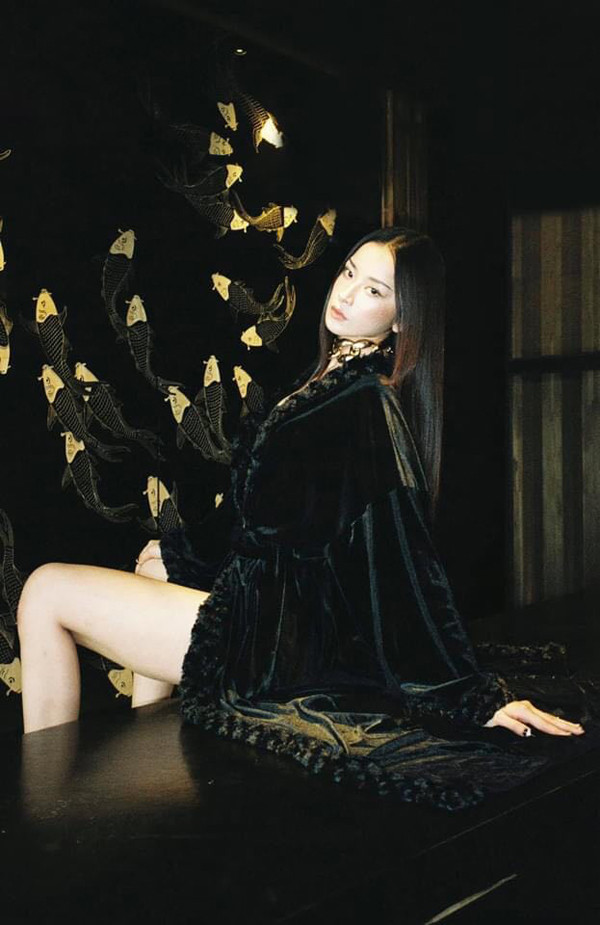 Bộ ảnh được khen ngợi về concept thú vị, nước ảnh nghệ thuật cùng việc mẫu ảnh sở hữu hình thể lý tưởng.