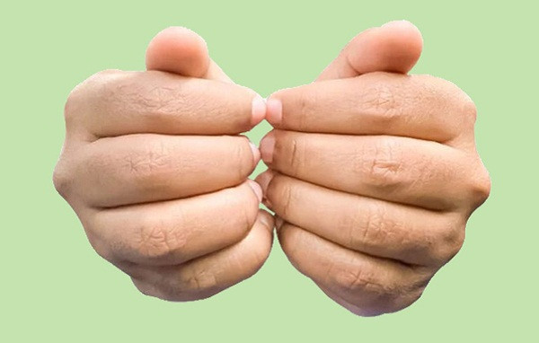 Lưu lượng máu da đầu tăng lên còn giúp giải quyết những vấn đề nan giải khác của tóc như gàu hay bạc sớm. Có thể nói, dùng tay dưỡng tóc sẽ giúp bạn sớm có được mái tóc dày đẹp như ý.