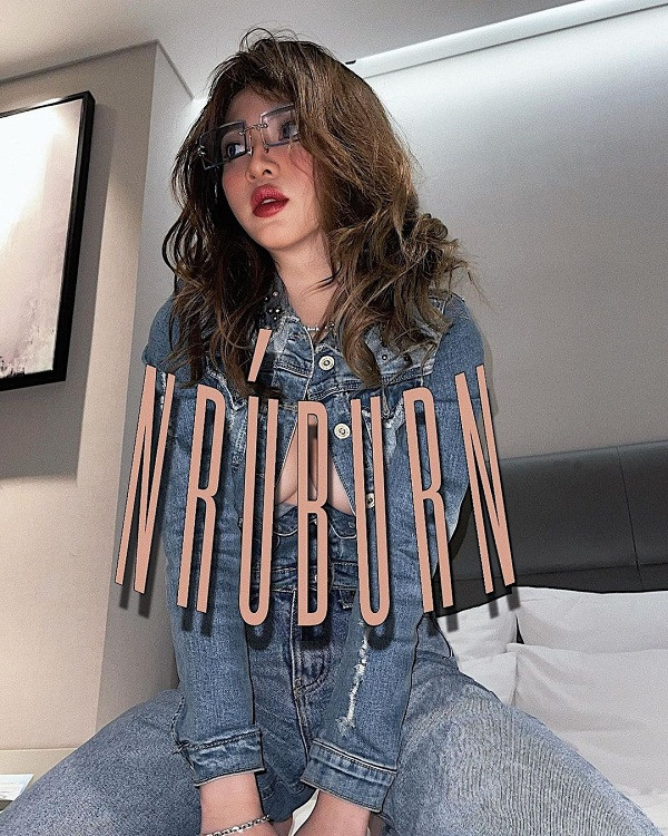 So với những set đồ hở bạo thường trưng dụng, Bảo Ngọc mặc nguyên cây bò kín đáo vẫn toát lên sức quyến rũ cùng thần thái “hớp hồn”.