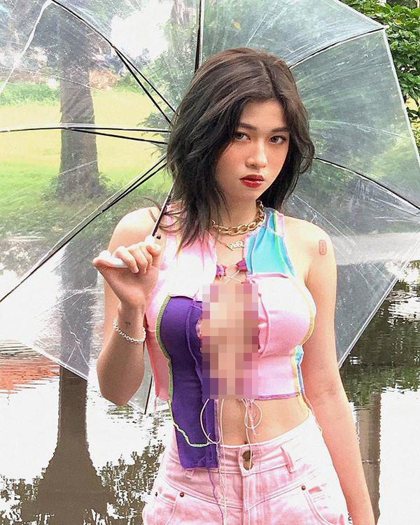 Tuy nhiên bên cạnh những lời khen về gu thời trang ấn tượng, nhiều ý kiến cho rằng cô đang sa đà với những trang phục thiếu vải khoe thân. Ảnh: Instagram nhân vật.