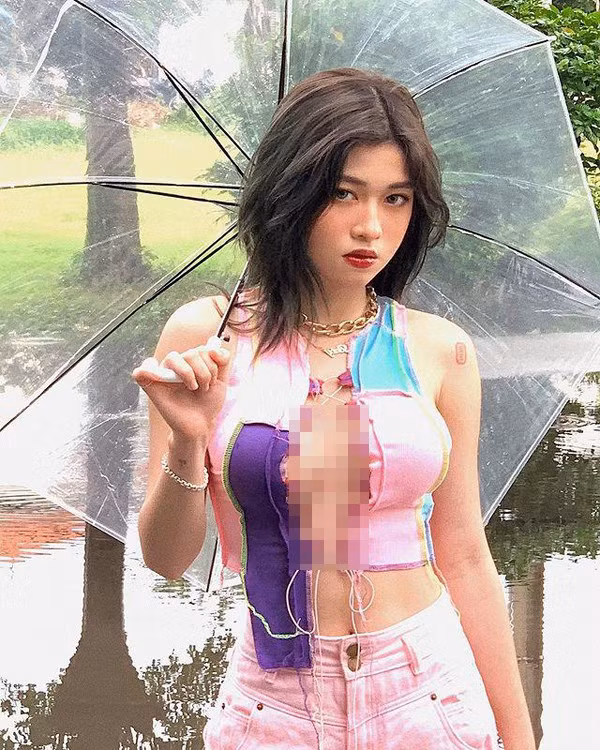 Tuy nhiên bên cạnh những lời khen về gu thời trang ấn tượng, nhiều ý kiến cho rằng cô đang sa đà với những trang phục thiếu vải khoe thân. Ảnh: Instagram nhân vật.