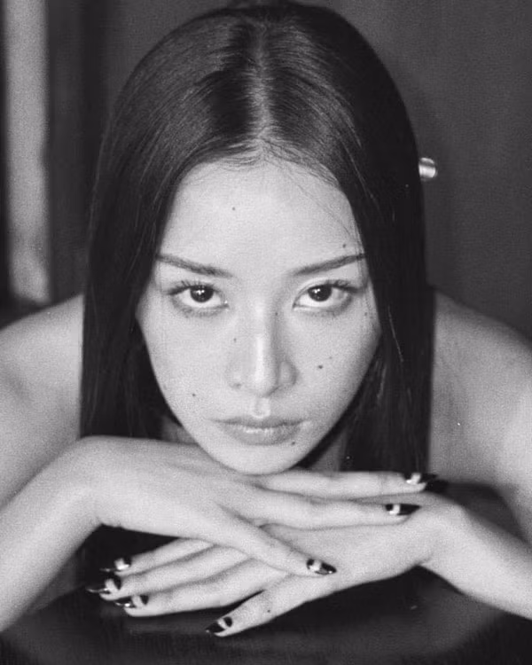 Đợt đầu tháng 2, Chi Pu gây tranh cãi khi đăng tải loạt ảnh trong trang phục quần tất không nội y với áo croset.