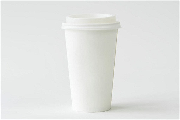 Ngay cả khi dùng cốc giấy, tiếp xúc với thực phẩm nhiệt độ nóng trên 70 độ có thể khiến lớp sáp bề mặt của chúng chảy ra, hòa lẫn với thức ăn ảnh hưởng đến hương vị cũng như sự an toàn cho sức khỏe.