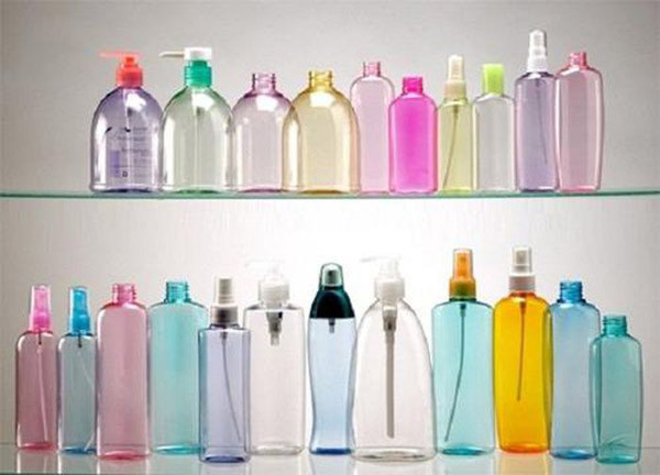 Đặc tính của chúng là trong suốt, mặc dù chúng khá an toàn để sử dụng tiếp xúc với thực phẩm. Thế nhưng nhựa số 1 lại kém bền và kém an toàn khi tái sử dụng, dễ bị hư hỏng do tác dụng nhiệt, dễ trầy xước và gây tích tụ vi khuẩn, mầm bệnh... Do vậy, nó chỉ nên dùng 1 lần rồi bỏ.