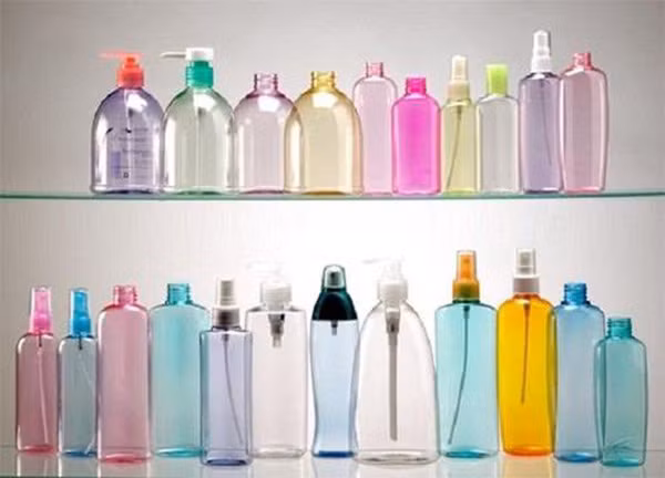 Đặc tính của chúng là trong suốt, mặc dù chúng khá an toàn để sử dụng tiếp xúc với thực phẩm. Thế nhưng nhựa số 1 lại kém bền và kém an toàn khi tái sử dụng, dễ bị hư hỏng do tác dụng nhiệt, dễ trầy xước và gây tích tụ vi khuẩn, mầm bệnh... Do vậy, nó chỉ nên dùng 1 lần rồi bỏ.