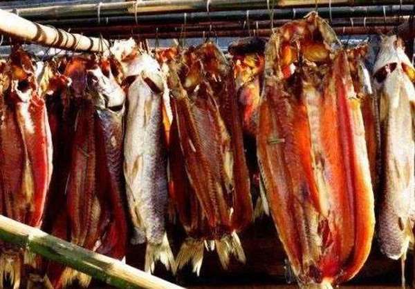 Quá trình chế biến và phơi khô cũng khiến cá khô ít dinh dưỡng. Không chỉ vậy, hầu hết động vật chết sau 1 giờ sẽ bắt đầu phân hủy tạo ra histamine. Nếu bảo quản không tốt thì lượng histamine càng nhiều, tạo độc tố cao khiến con người ăn vào sẽ bị dị ứng.