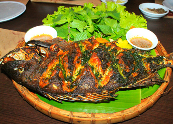 Cá nướng. Cá có nhiều cách chế biến song cá nướng được nhiều người đặc biệt yêu thích. Thế nhưng, ẩn sau thớ thịt nóng hổi thơm lừng lại tiềm ẩn mối nguy sức khỏe tai hại.