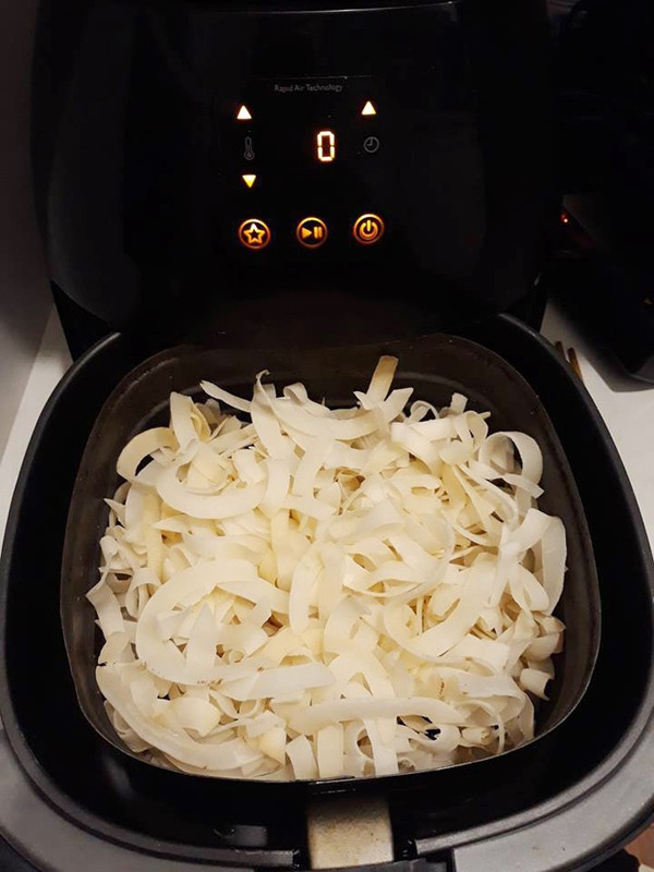 Nếu dừa đã già đanh, chị em tiến hành bào thành sợi rồi ướp với đường chừng 6 tiếng đến khi đường tan. Tiếp đó, cho dừa vào nồi chiên không dầu sấy khô ở mức nhiệt 160 độ trong vòng 15 phút. Nếu không có nồi chiên, chị em bắc chảo lên bếp sên trên lửa vừa đến khi dừa khô ráo.