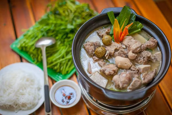 Dừa. Khi bổ nếu là dừa non, bạn có thể uống nước giải khát hoặc dùng để kho thịt, om vịt.