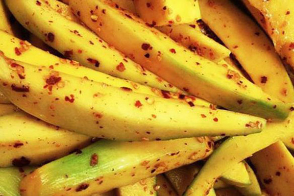 Xoài. Nếu là xoài xanh, bạn có thể dùng để nấu canh chua giải ngán sau Tết. Hoặc dùng làm xoài lắc vô cùng hấp dẫn.