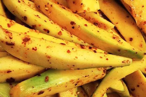 Xoài. Nếu là xoài xanh, bạn có thể dùng để nấu canh chua giải ngán sau Tết. Hoặc dùng làm xoài lắc vô cùng hấp dẫn.