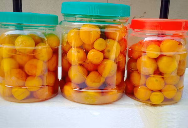 Với quất, bạn nên cho vào tủ lạnh để vắt với nước chấm trong các bữa ăn hàng ngày. Ngoài ra, rửa sạch rồi ngâm đường phèn cũng rất tốt. Ảnh: Internet.