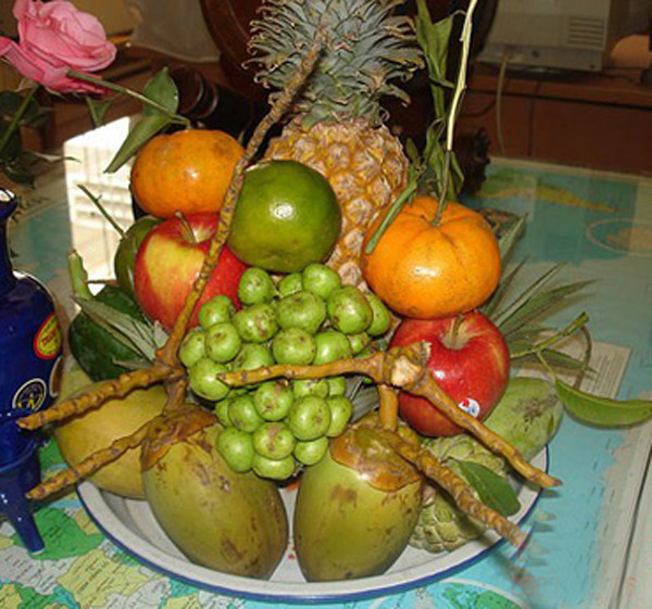 Liên tục cỗ bàn suốt kì nghỉ có thể khiến bạn không muốn ăn thêm. Trong khi đó, hoa quả lại không để được lâu. Thay vì bỏ đi gây lãng phí, bạn có thể tận dụng mâm ngũ quả sau Tết bằng những cách dưới đây để đổi vị hoặc kéo dài thời gian bảo quản.