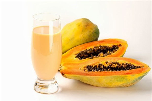 Trường hợp đu đu chín, chị em có thể làm sinh tố hoặc dầm nát trộn với sữa chua làm món đổi vị.