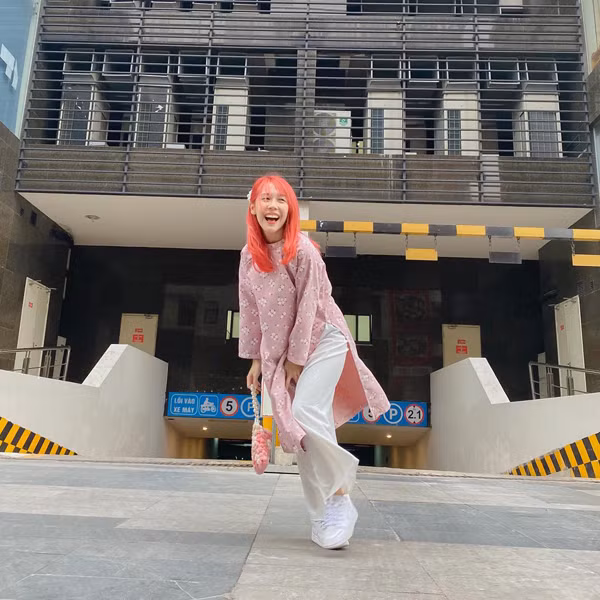 Dưới bài đăng, không ít ý kiến cho rằng Hậu Hoàng nên chú ý đến thuần phong mỹ tục khi mặc tà áo dài nền nã.