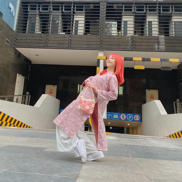 Mới đây, trang cá nhân xuất hiện loạt ảnh Hậu Hoàng mặc áo dài truyền thống song lại có biểu cảm, cách tạo dáng vô cùng bá đạo.