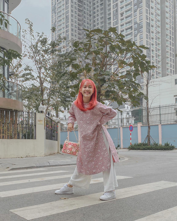 Thế nhưng, trái với vẻ thướt tha thường thấy của phái đẹp trong tà áo truyền thống, “thánh nhạc chế” phối cùng giày thể thao trắng cùng cách tạo dáng nhí nhố.