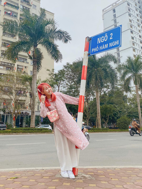 Theo những người bênh vực idol, số đông đang làm nghiêm trọng hóa vấn đề về sự việc này. Hậu Hoàng chỉ tạo dáng tinh nghịch, bá đạo đúng như tính cách của cô thể hiện từ trước tới nay.