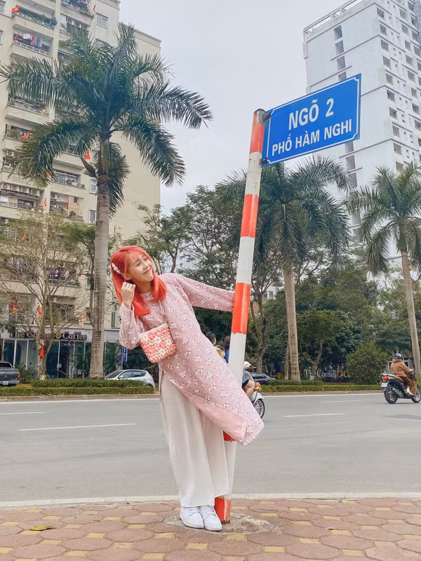 Theo những người bênh vực idol, số đông đang làm nghiêm trọng hóa vấn đề về sự việc này. Hậu Hoàng chỉ tạo dáng tinh nghịch, bá đạo đúng như tính cách của cô thể hiện từ trước tới nay.