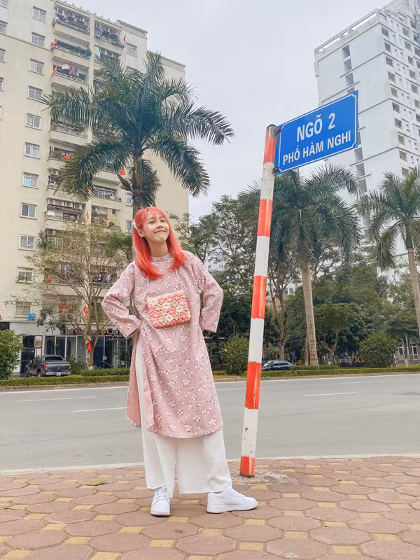  “Thánh nhạc chế” là biệt danh dân mạng đặt cho Hậu Hoàng (tên thật Hoàng Thúy Hậu, Hà Nội). Cô nàng sinh năm 1995 không phải gương mặt xa lạ với giới trẻ khi sở hữu kênh Youtube hơn 7 triệu lượt theo dõi.