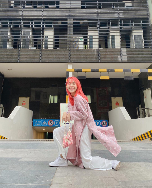 Có người còn đóng góp ý kiến khuyên cô gái nên nữ tính chút khi khoác lên người trang phục truyền thống như thế.