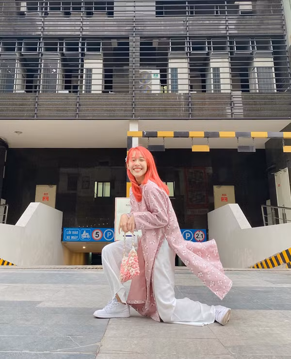 Có người còn đóng góp ý kiến khuyên cô gái nên nữ tính chút khi khoác lên người trang phục truyền thống như thế.