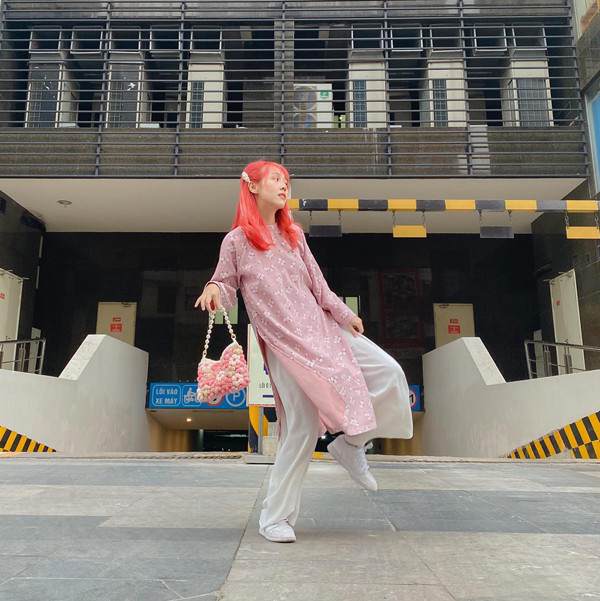 Được biết, series ảnh được chụp từ mùng 2 Tết. Bộ đồ phù hợp với không khí đón xuân, cũng là cách để Hậu Hoàng F5 vẻ ngoài vốn quanh năm quen với đồ rộng thùng thình, “nam tính”.