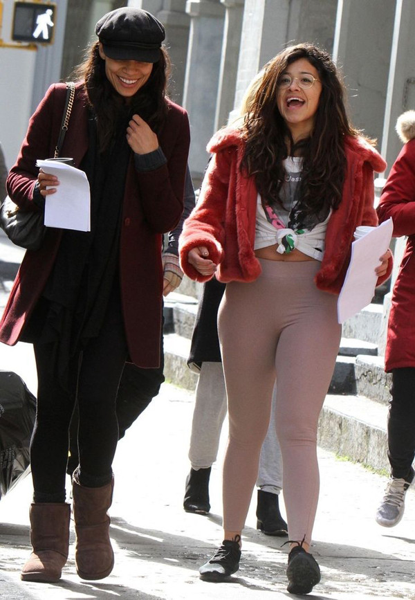 Quần legging màu nude. Mặc legging dễ khiến người mặc rơi vào cảnh hớ hênh. Legging màu nude lại càng khiến người nhìn phản cảm hơn bởi chúng bó sát lộ vùng kín. Đặc biệt, màu quần tiệp với màu da dễ tạo hiệu ứng thị giác mặc như không.