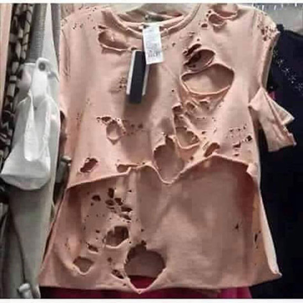 Quần áo rách. Quần áo rách cũng bị liệt vào danh sách những pha lên đồ xấu tệ. Dù được một nhóm người theo đuổi song hầu hết cho rằng xu hướng thời trang này khiến người mặc trông giống “cái bang” thay vì ăn mặc gọn gàng, tôn trọng người đối diện.