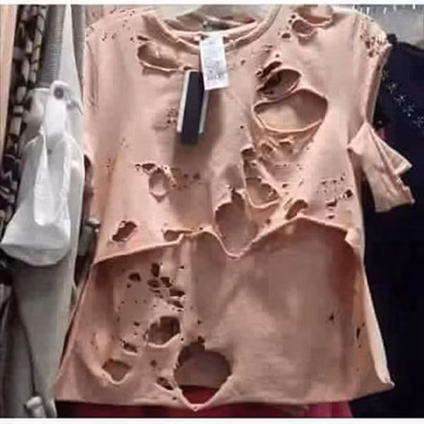 Quần áo rách. Quần áo rách cũng bị liệt vào danh sách những pha lên đồ xấu tệ. Dù được một nhóm người theo đuổi song hầu hết cho rằng xu hướng thời trang này khiến người mặc trông giống “cái bang” thay vì ăn mặc gọn gàng, tôn trọng người đối diện.