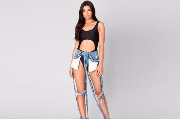 Quần jeans siêu rách. Quần jeans chiếm được cảm tình người mặc nhờ năng động, tôn dáng. Trái ngược hoàn toàn, kiểu quần jeans siêu rách được ví như “cơn ác mộng làng mốt”. Nỗ lực làm mới loại quần thời trang xuyên thế kỉ rất đáng ghi nhận. Thế nhưng việc biến tấu khiến chúng vừa kém thẩm mĩ vừa kém khả năng che chắn thế này thì thực sự khó hiểu.