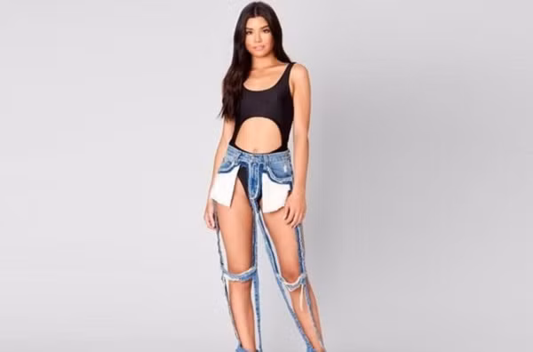 Quần jeans siêu rách. Quần jeans chiếm được cảm tình người mặc nhờ năng động, tôn dáng. Trái ngược hoàn toàn, kiểu quần jeans siêu rách được ví như “cơn ác mộng làng mốt”. Nỗ lực làm mới loại quần thời trang xuyên thế kỉ rất đáng ghi nhận. Thế nhưng việc biến tấu khiến chúng vừa kém thẩm mĩ vừa kém khả năng che chắn thế này thì thực sự khó hiểu.
