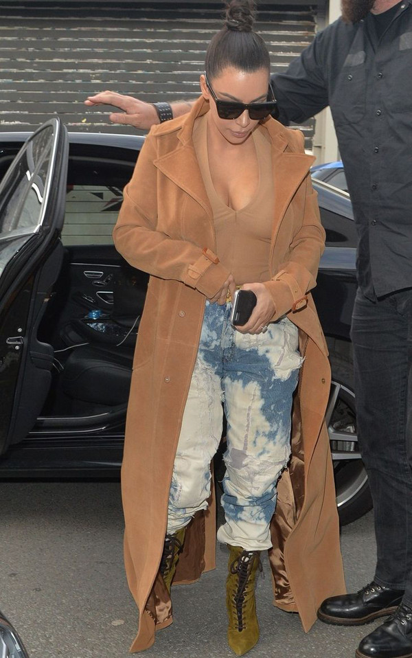 Quần jeans sơn. Cùng chung số phận với jeans siêu rách, quần jeans với vết sơn loang như của phụ hồ bị chê kém thẩm mĩ. Chính vì vậy sau thời gian được biết đến, quần jeans sơn nhanh chóng chìm vào quên lãng.