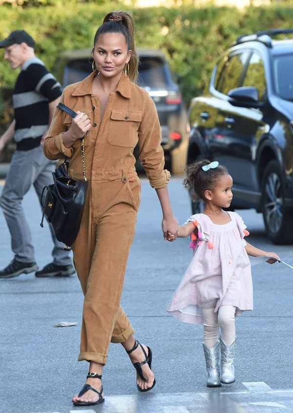 Áo liền quần. Xét về tính thẩm mĩ, mốt jumsuit rất được ưa chuộng nhờ khả năng tôn dáng. Thế nhưng, kiểu áo liền quần lấy cảm hứng từ trang phục dùng cho phi công, người nhảy dù nhận điểm trừ vì bất tiện – đặc biệt với người chăm sóc con nhỏ hoặc mỗi lúc đi tiểu.