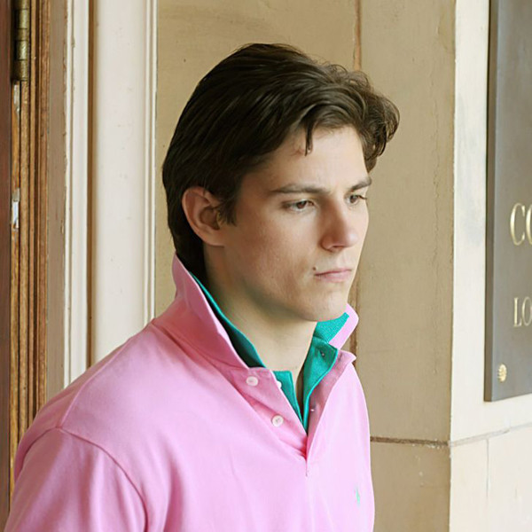 Áo sơ mi polo có cổ lật. Áo sơ mi là trang phục không thể thiếu với nam giới. Tuy nhiên, sự cách điệu với chi tiết có cổ lật lại không được hưởng ứng. Ngoài sự cồng kềnh, áo cổ lật còn khiến người ta mặc bị ví von với anh chàng Dracula.