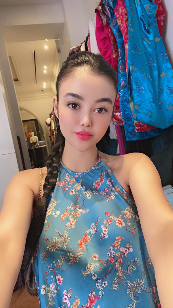 Trên trang cá nhân, cô thường xuyên đăng tải hình ảnh khoe sắc trong bộ đồ áo cổ yếm độc đáo.