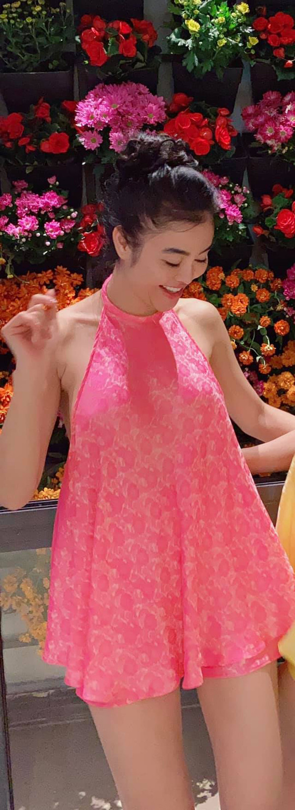 Vài năm trở lại đây, Julia Hồ trở thành tâm điểm của công chúng khi quyết định tái xuất showbiz. Bên cạnh nhan sắc không tuổi, nàng hậu còn gây chú ý với phong cách mặc sexy cùng cuộc sống giàu có của mình. Ảnh: FBNV.