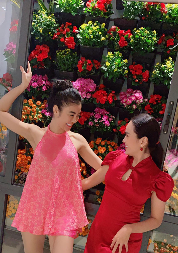 Được biết, tất cả mẫu áo yếm cô mặc đều thuộc hãng thời trang có tiếng do Julia Hồ làm chủ. Bản thân nàng hậu thường xuyên diện thiết kế của mình để mặc, tiện thể giới thiệu những sản phẩm làm ra.