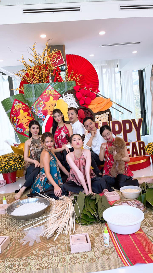 So với kiểu quần “tàng hình”, bộ áo yếm phối cùng váy dáng dài Julia Hồ mặc dịp trước Tết được khen hơn nhiều.