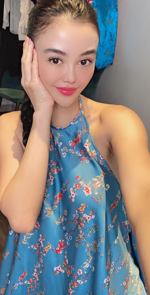 Dạo gần đây, những chiếc áo cổ yếm được nhiều mỹ nhân Vbiz chọn mặc. “Hoa hậu ăn chơi số 1 Sài Thành” Julia Hồ cũng không cưỡng được sức hút từ thiết kế này.