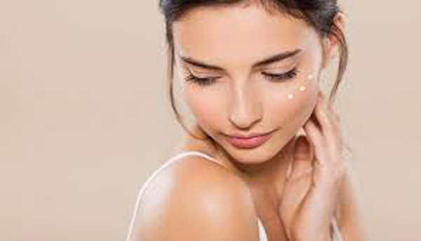 Dùng kem dưỡng. Ngoài việc ưu tiên chọn mỹ phẩm phù hợp với từng loại da, chị em nên chú ý đến dầu gội, xà phòng tắm... Nguyên nhân bởi một số loại chứa sulfat dễ khiến vùng da tiếp xúc trở nên kích ứng, kém đàn hồi.